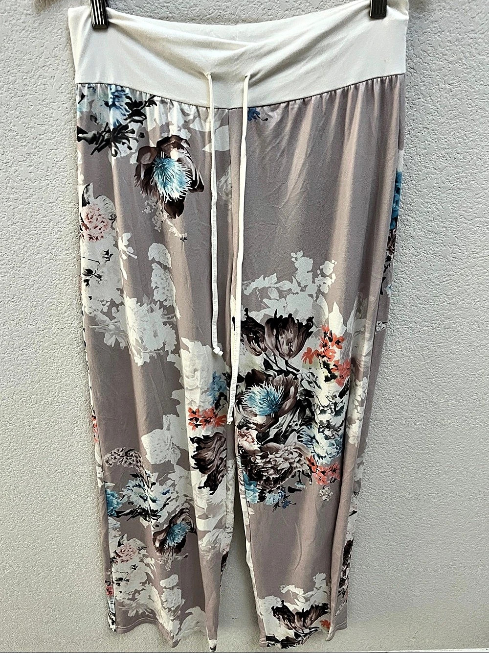 Floral Jogger Pants in beige & White, Women’s size Medium.